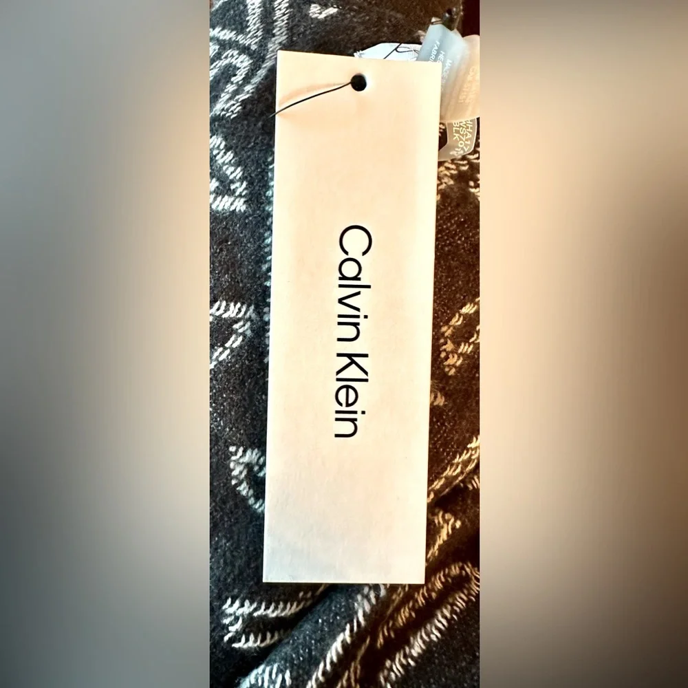 NWT!❄️Calvin Klein!☃️Shrug w/fringes!❄️One Size fits all/black/white - Picture 11 of 13